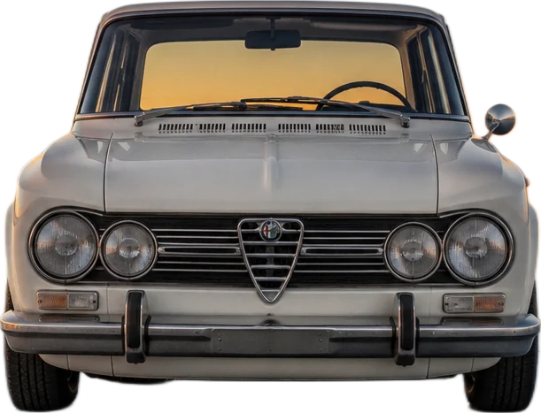 Berlina italiana degli anni Sessanta, vista frontale, scontornata.